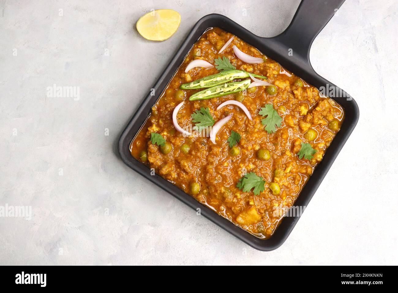 Il famoso piatto indiano Mutton matar Kheema Pav o Khima Paav è un curry di carne di capra macinata. Il keema di montone viene cotto con cipolla, pomodori e patate. Foto Stock