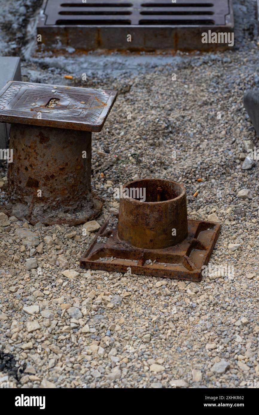 Scarichi per acqua e pioggia in un sito di riparazione stradale Foto Stock