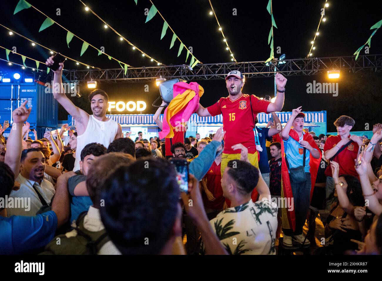 Fußballfans feiern auf der Berliner Fanzone am Brandenburger Tor anlässlich des Fußballspiels Frankreich gegen Spanien während der UEFA EURO 2024. / I tifosi di calcio festeggiano nella tifosa di Berlino alla porta di Brandeburgo in occasione della partita di calcio tra Francia e Spagna durante UEFA EURO 2024. Foto-foto/K.M.Krause *** i tifosi di calcio celebrano nella zona tifosi di Berlino alla porta di Brandeburgo in occasione della partita di calcio tra Francia e Spagna durante UEFA EURO 2024 i tifosi di calcio celebrano nella zona tifosi di Berlino alla porta di Brandeburgo in occasione della partita di calcio tra noi Foto Stock