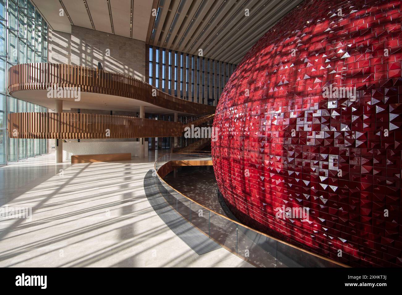 Turchia, Istanbul, Beyoglu, Piazza Taksin, centro culturale Ataturk, donna in abbigliamento islamico di fronte al teatro dell'opera a forma di sfera con un design realizzato Foto Stock