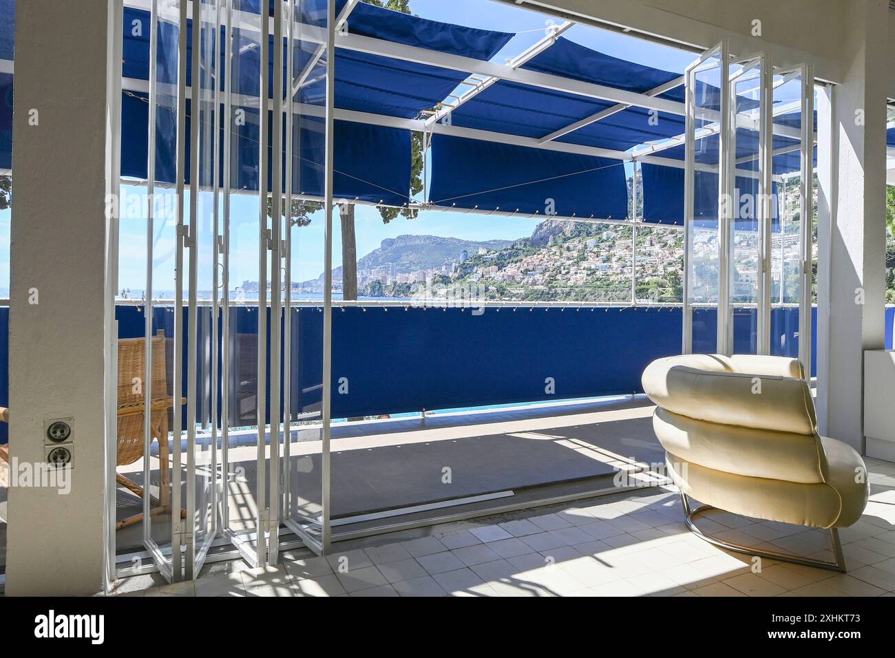 Francia, Alpes Maritimes, Roquebrune Cap Martin, tele blu per ombreggiare il balcone che evocano transatlantici e transatlantici, nel vivo della città Foto Stock