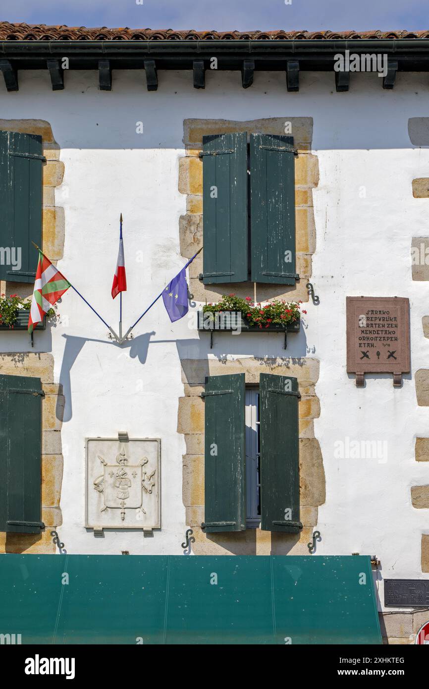 Francia, Pirenei Atlantiques, Paesi Baschi, Sare, facciata di una casa tradizionale nei colori dei Paesi Baschi, verde e bianco, francese, basco Foto Stock