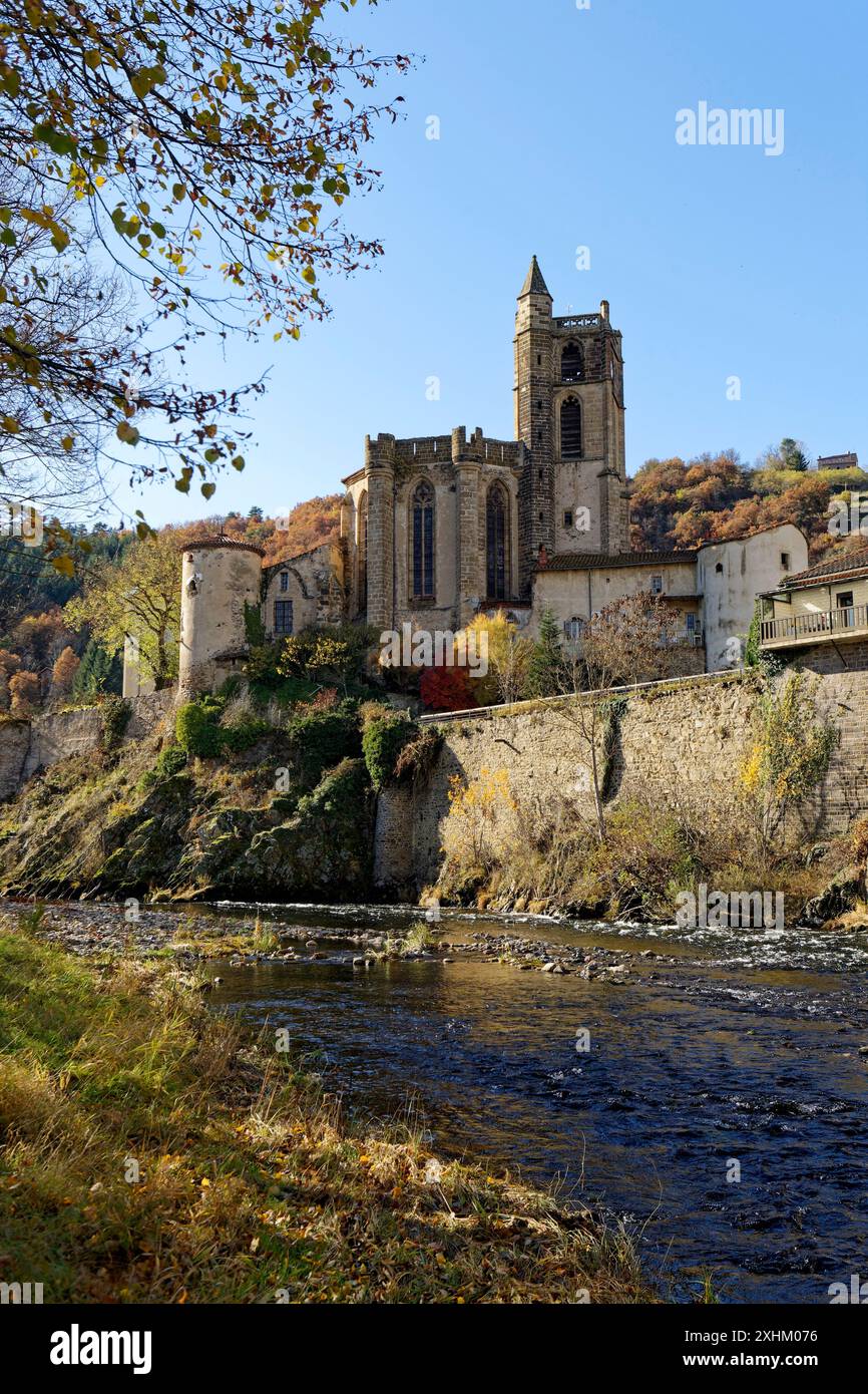 Francia, alta Loira, valle di Allier, Lavoute Chilhac, il villaggio e il Priory Sainte Croix nell'ansa del fiume Allier Foto Stock