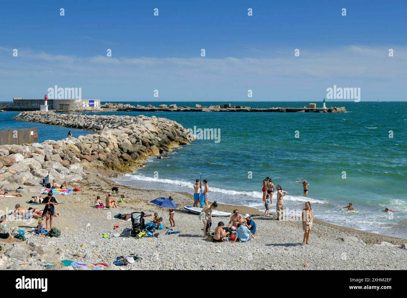 Francia, Herault, Sete, spiaggia di Môle, villeggianti sul mare di fronte alla brezza marina Foto Stock