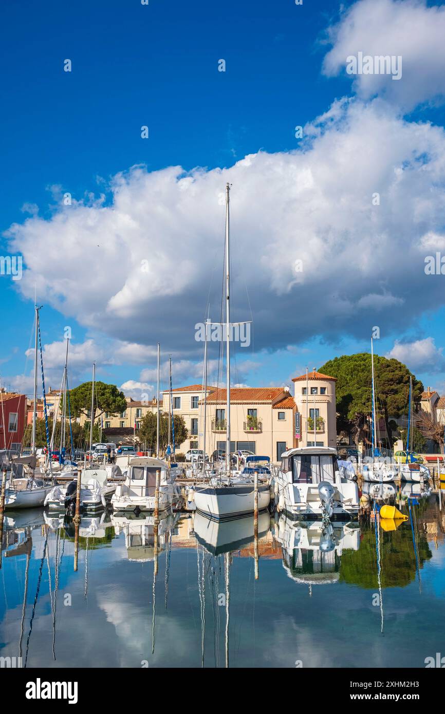 Francia, Herault, Bouzigues, villaggio sulle rive del Etang de Thau e famoso per le sue ostriche e conchiglie, il porto turistico Foto Stock