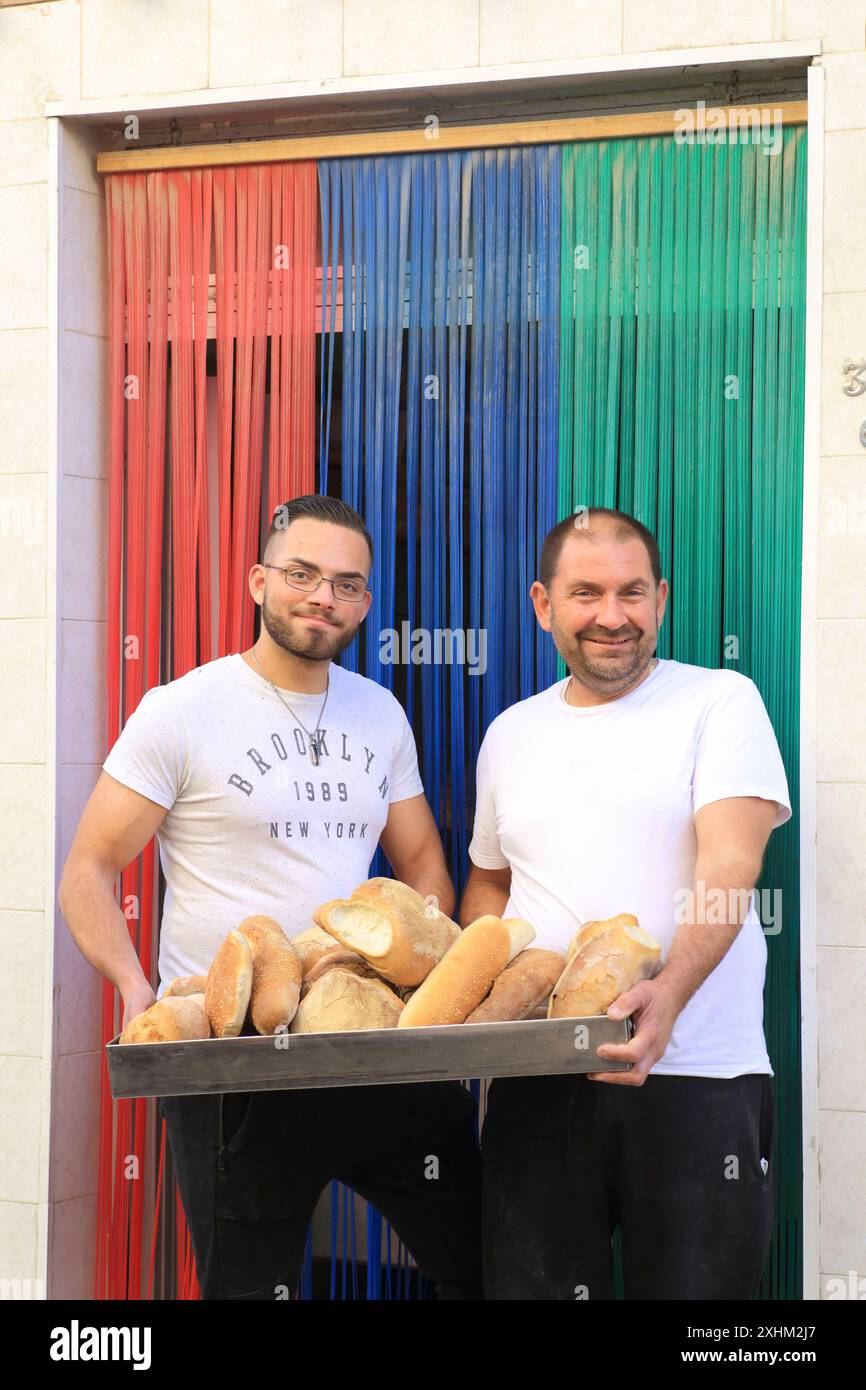 Malta, Haz Zebbug, panetteria secolare tal-conti, Keiston e Anton conti con il loro lotto di pane cotto in un tradizionale forno a legna Foto Stock