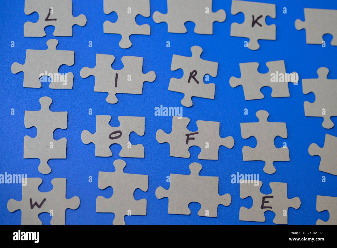 Separava i pezzi di Jigsaw con le parole vita e lavoro scritte su di loro, il puzzle della vita e del lavoro, trovando l'equilibrio e il percorso della vita lavorativa Foto Stock