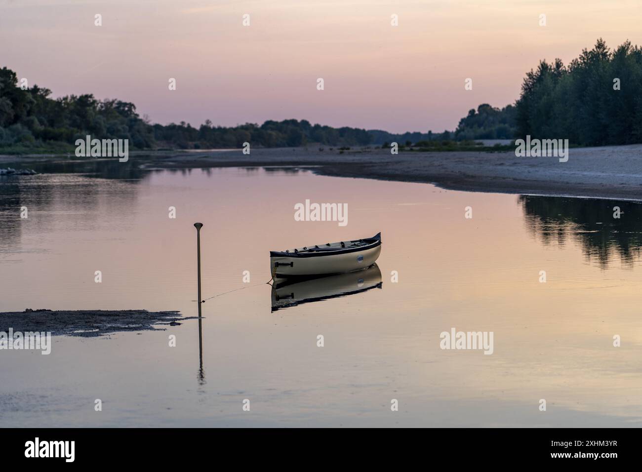 Francia, Indre-et-Loire, canoa canadese senza persona con o senza pagaia, su una spiaggia o sulla Loira Foto Stock
