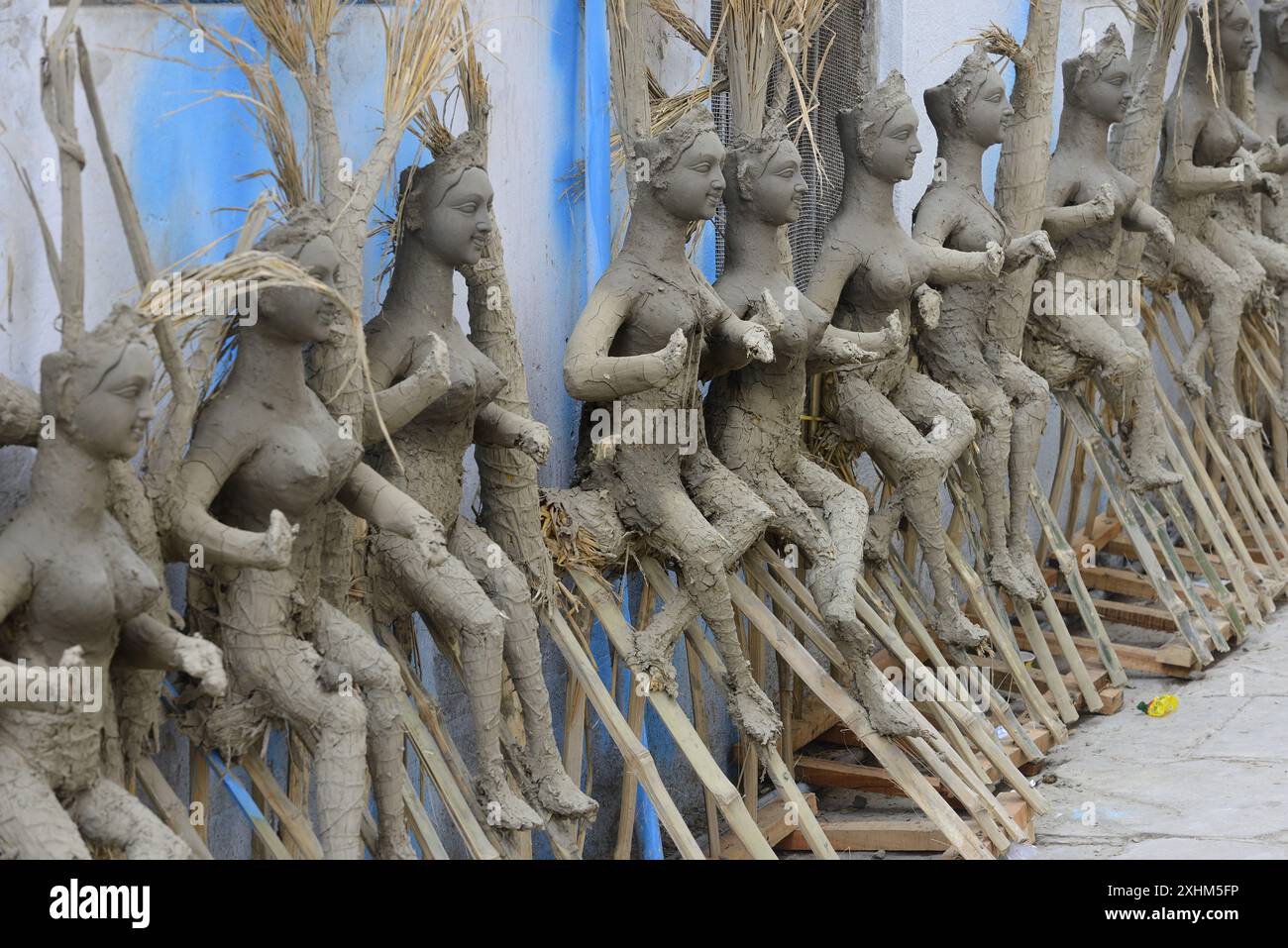 India, Uttar Pradesh, Varanasi, Holika statue di argilla destinate ad essere bruciate alla vigilia del festival Holi Foto Stock