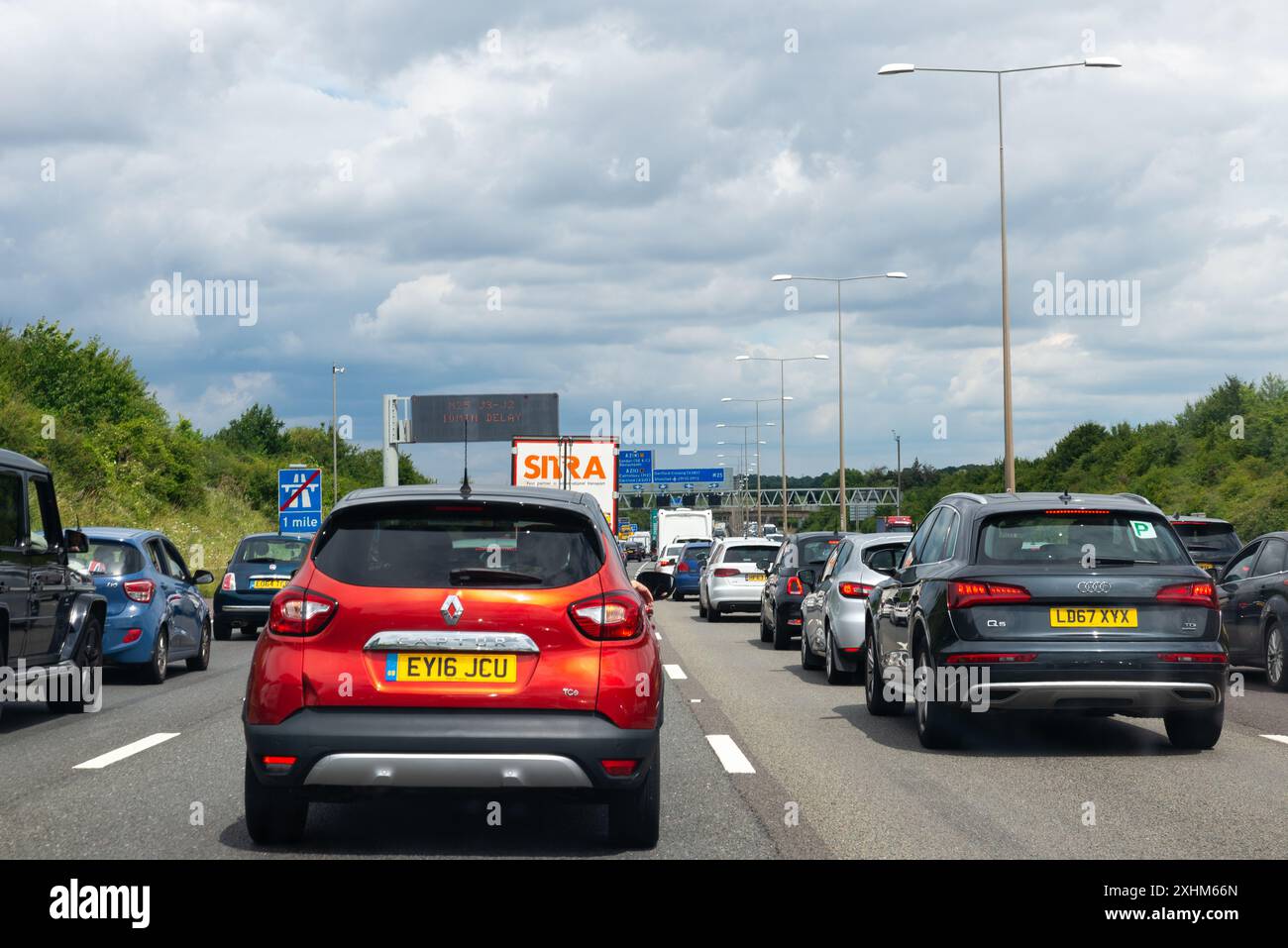 Code di traffico sull'autostrada M25 in direzione del Dartford Tunnel nel Kent, Regno Unito. Congestione. Lunghi ritardi in avvicinamento a Dartford Crossing Foto Stock