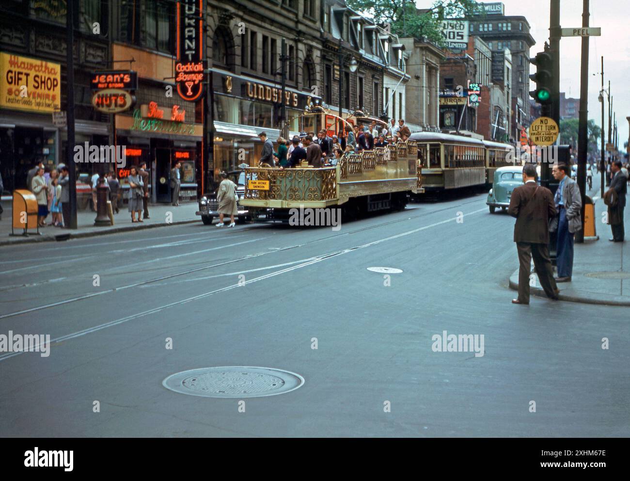 Un tram decorativo aperto nel centro di Montreal, Quebec, Canada, 1955 circa. Si trova nel quartiere Windsor in Rue Peel, con l'indicatore del percorso che mostra: Park Avenue, Snowdon. Questo era un veicolo panoramico scoperto. I tram elettrici di Montreal operavano dal 1892, con questa macchina di osservazione - No 1 (di 4) - costruita dalla Montreal Street Railway nel 1906. L'ultimo tram corse nel 1959 - un'insolita fotografia d'epoca degli anni cinquanta. Foto Stock