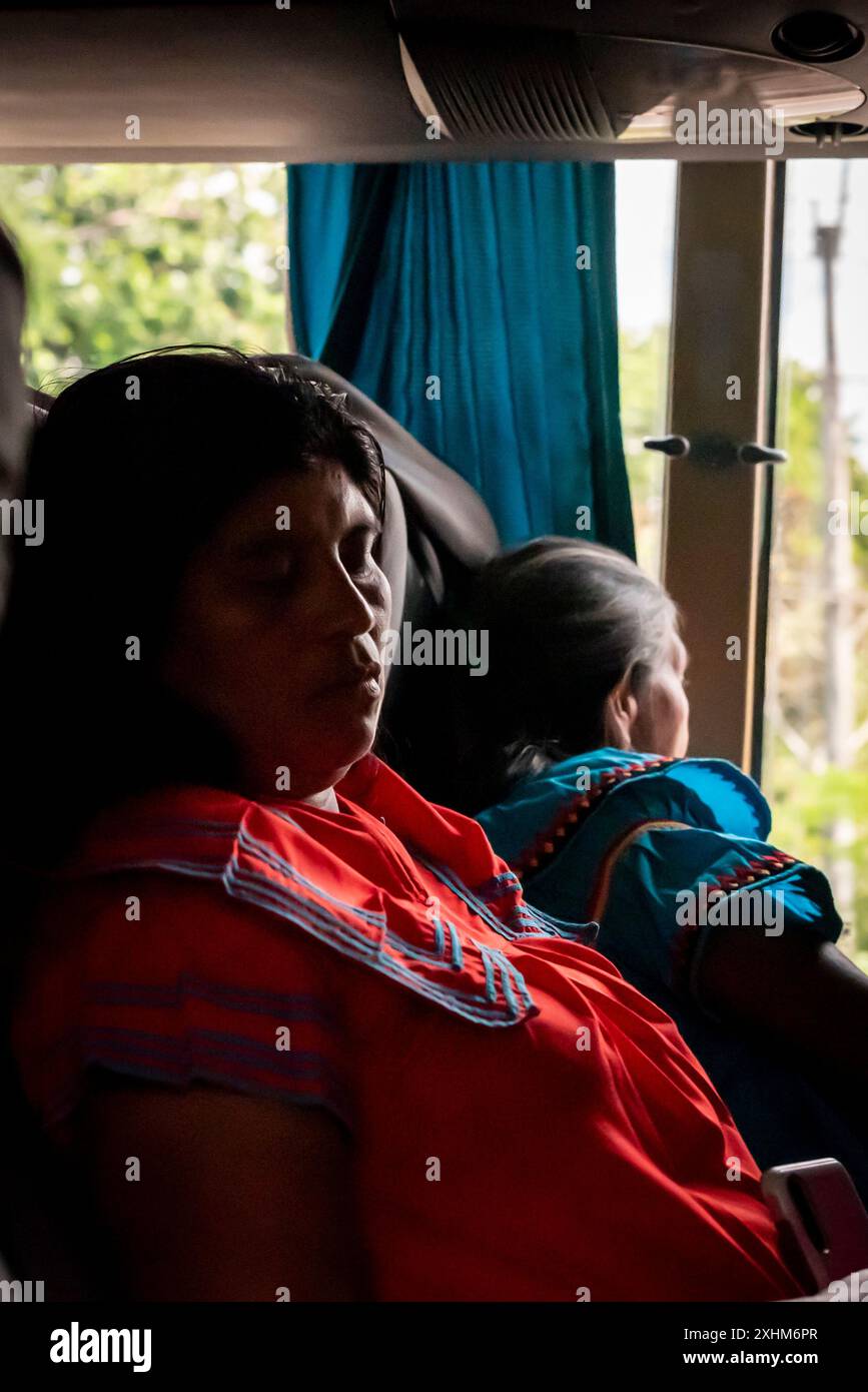 Due donne indigene che dormono su un autobus a lunga distanza, Panama Foto Stock