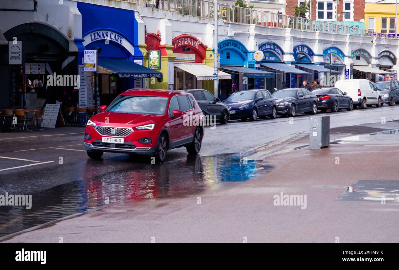 Un'auto passa davanti a una grande enigma dopo una tempesta a Southend on Sea Foto Stock