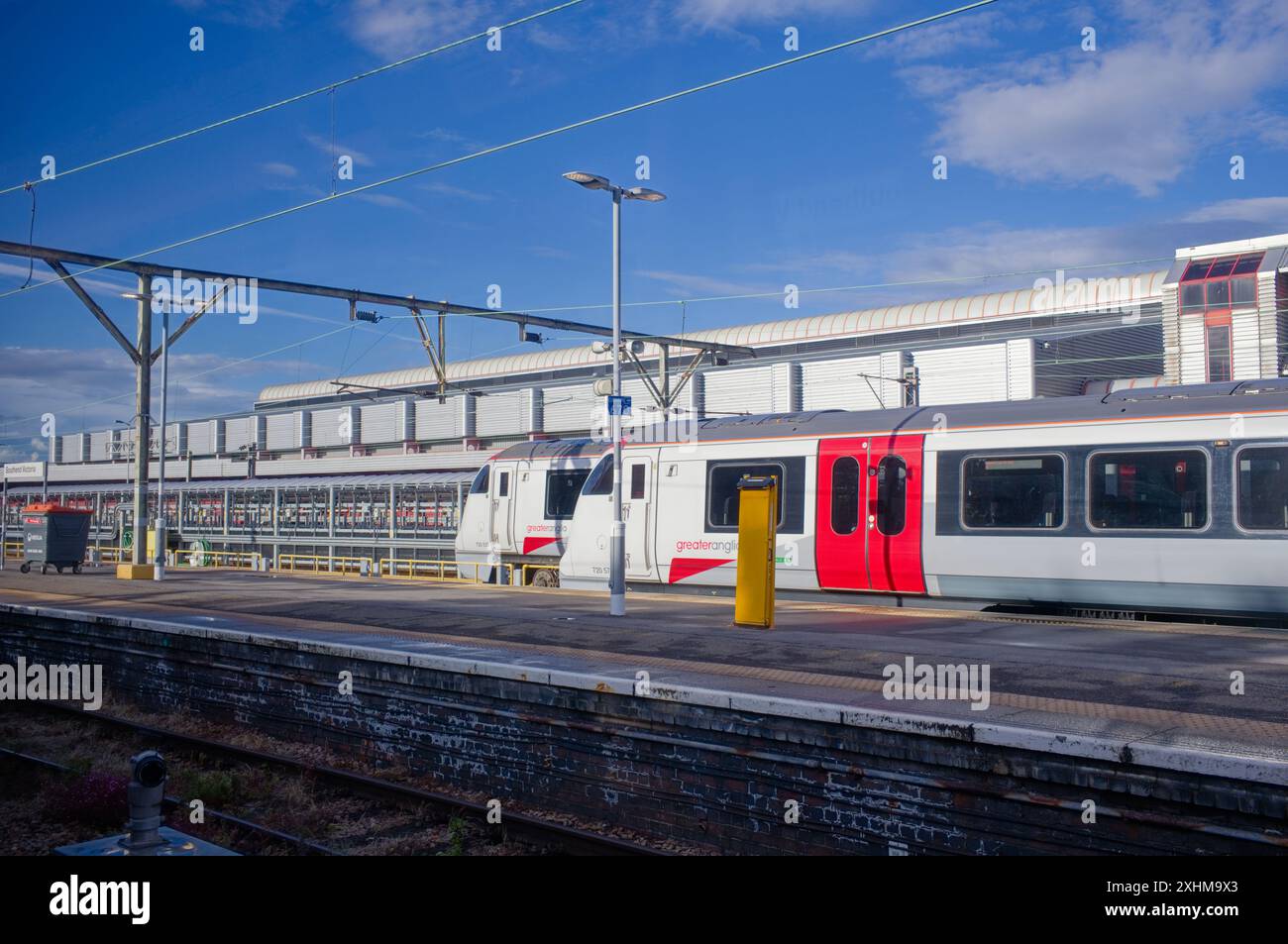 Due grandi treni Anglia classe 720 passeggeri alla stazione Victoria Southend on Sea Foto Stock