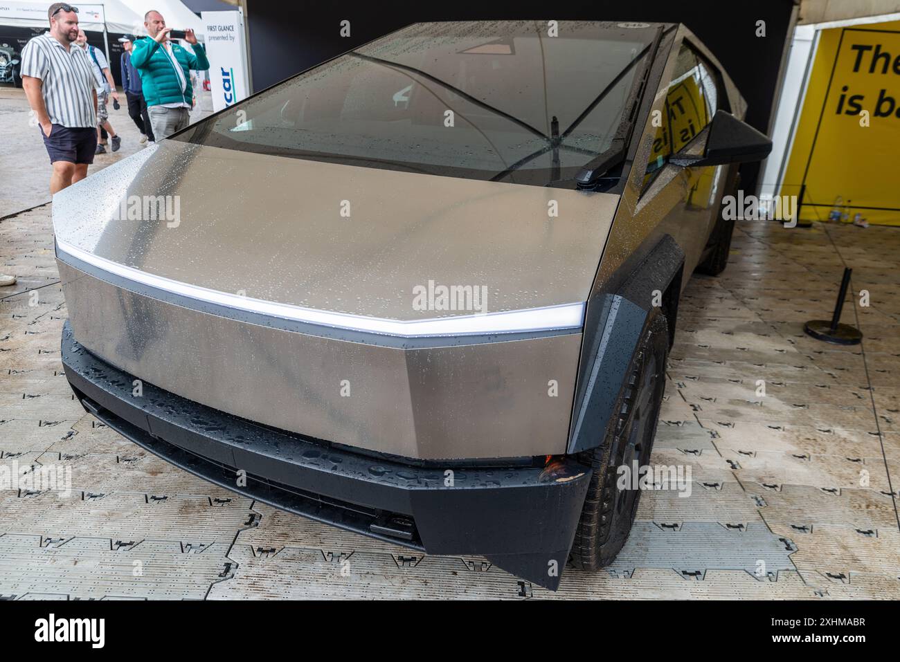 Pick-up elettrico Tesla Cybertruck in mostra all'evento Motorsport Goodwood Festival of Speed 2024 nel West Sussex, Regno Unito Foto Stock