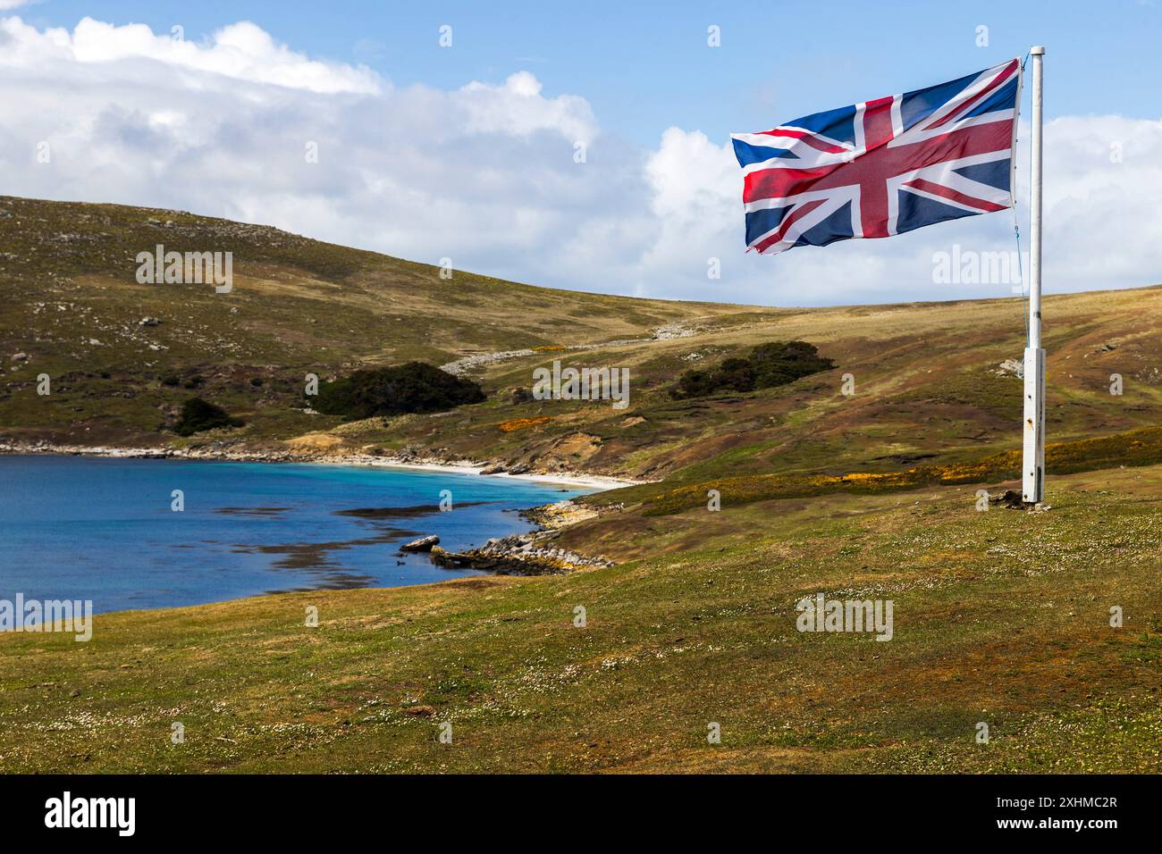 Union Jack vola sopra la baia costiera, West Point Island, Isole Falkland, domenica 3 dicembre, 2023. foto: David Rowland / One-Image.com Foto Stock