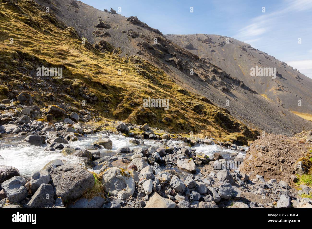 Ruscello selvaggio nelle montagne della valle di Thorsmork (Þórsmörk) nell'Islanda meridionale, sentiero escursionistico a Thorsmork. Foto Stock