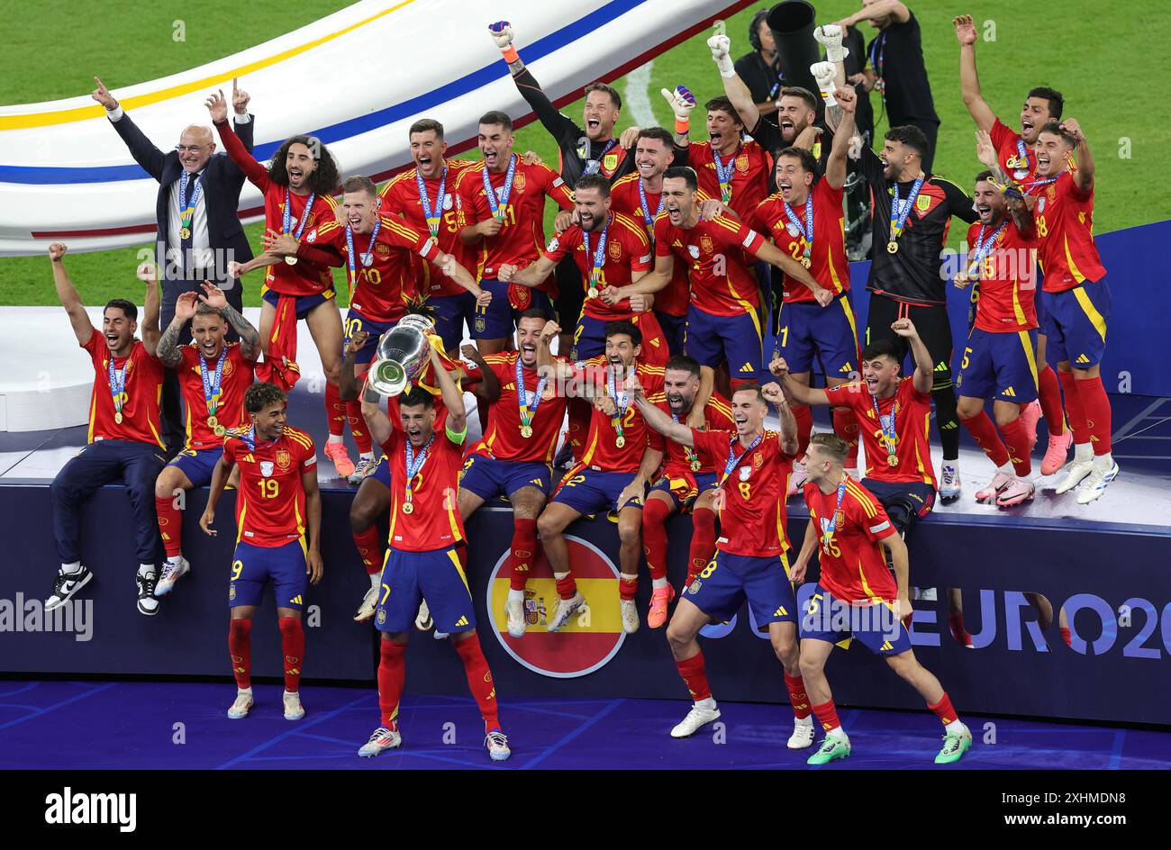 BERLINO, GERMANIA - 14 LUGLIO: La Spagna Alvaro Morata solleva il Trofeo Henri Delaunay dopo la vittoria della sua squadra nella finale di UEFA EURO 2024 tra Spagna e Inghilterra all'Olympiastadion il 14 luglio 2024 a Berlino, Germania. © diebilderwelt / Alamy Stock Foto Stock