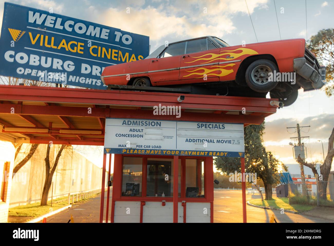 Ingresso alla Coburg Drive in con auto d'epoca sul tetto e cabina d'ingresso Foto Stock