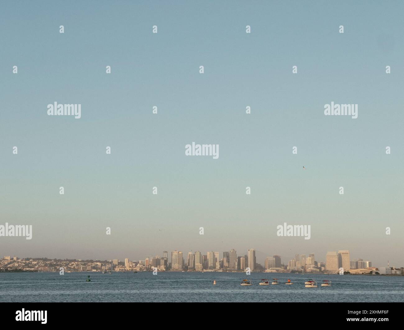 Lo skyline della città di San Diego si vede dall'altra parte dell'acqua sotto un cielo limpido. Foto Stock