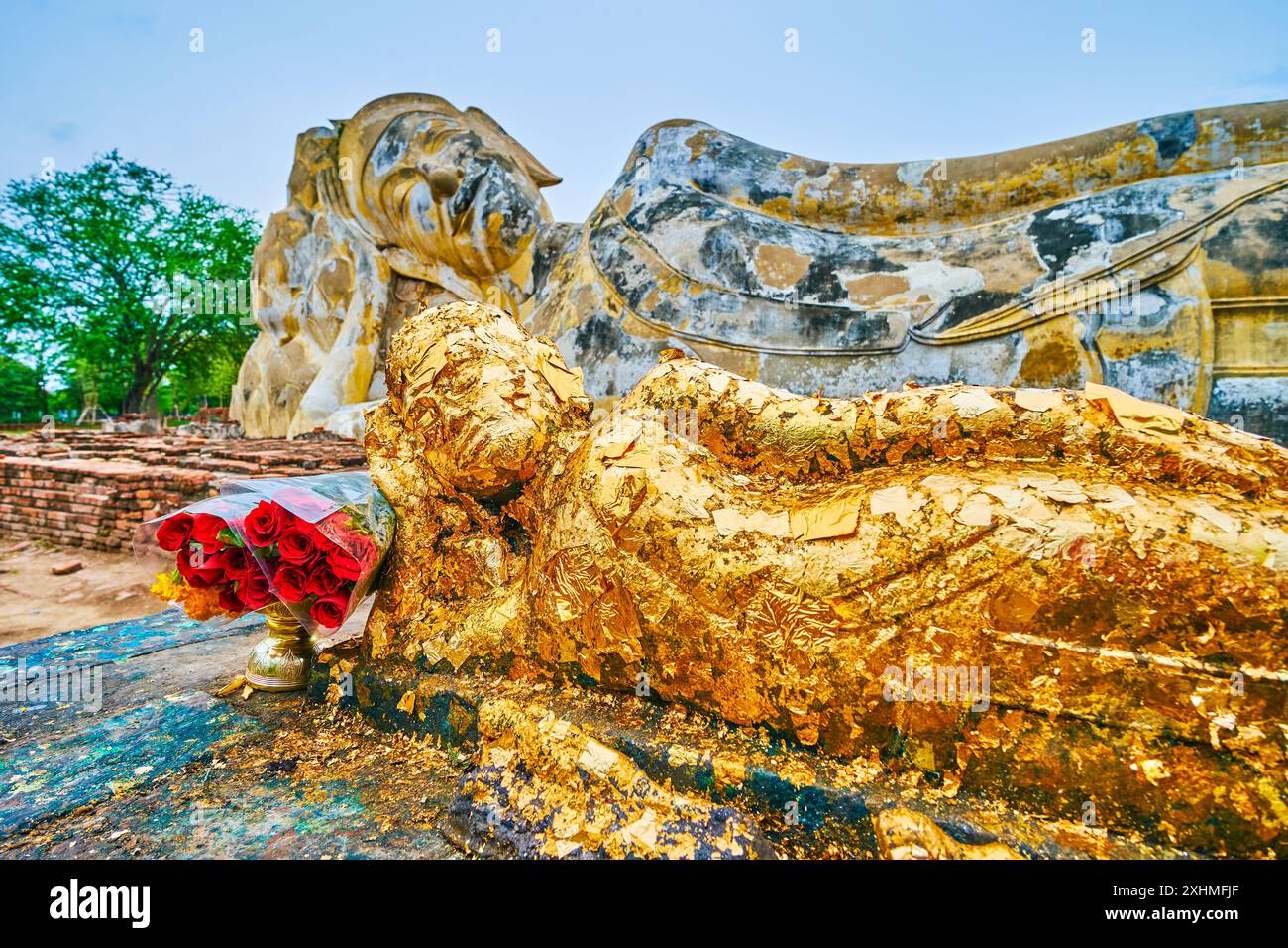 Il piccolo altare con la scultura di Buddha, ricoperta di foglie dorate, Wat Lokaya Sutha ad Ayutthaya, Thailandia Foto Stock