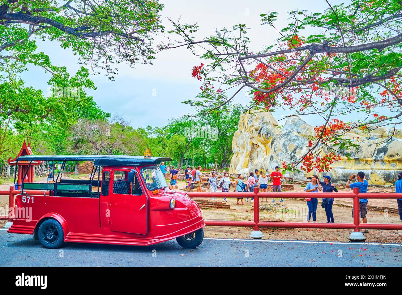 AYUTTHAYA, THAILANDIA - 5 MAGGIO 2019: La statua gigante del Buddha sdraiato, chiamata Wat Lokaya Sutha nel complesso archeologico di Ayutthaya, il 5 maggio ad Ayutt Foto Stock