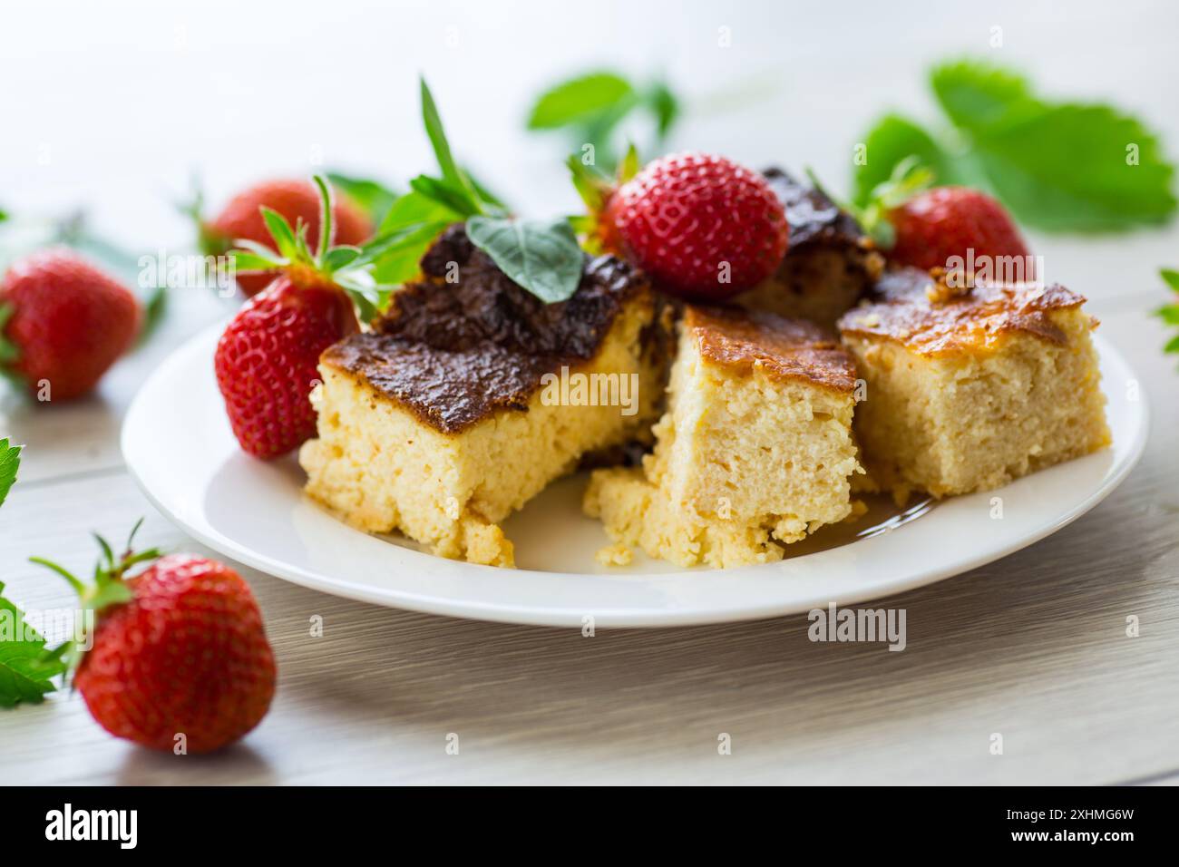 casseruola di formaggio fresco con fragole fresche. Foto Stock