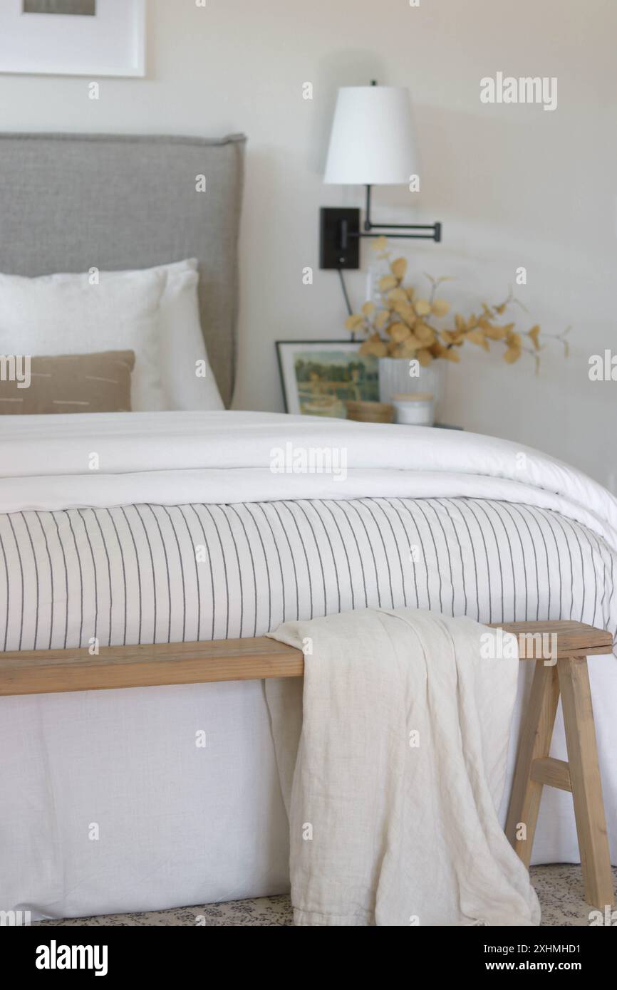 Camera da letto padronale autunnale con biancheria da letto Foto Stock