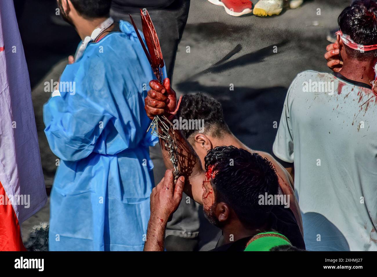 Srinagar, India. 15 luglio 2024. Un musulmano sciita si flagellò durante una processione religiosa davanti ad Ashura l'otto giorno di Muharram. Muharram è un mese di lutto in ricordo del martirio di Imam Hussain, nipote del profeta Maometto (PBUH). Credito: SOPA Images Limited/Alamy Live News Foto Stock