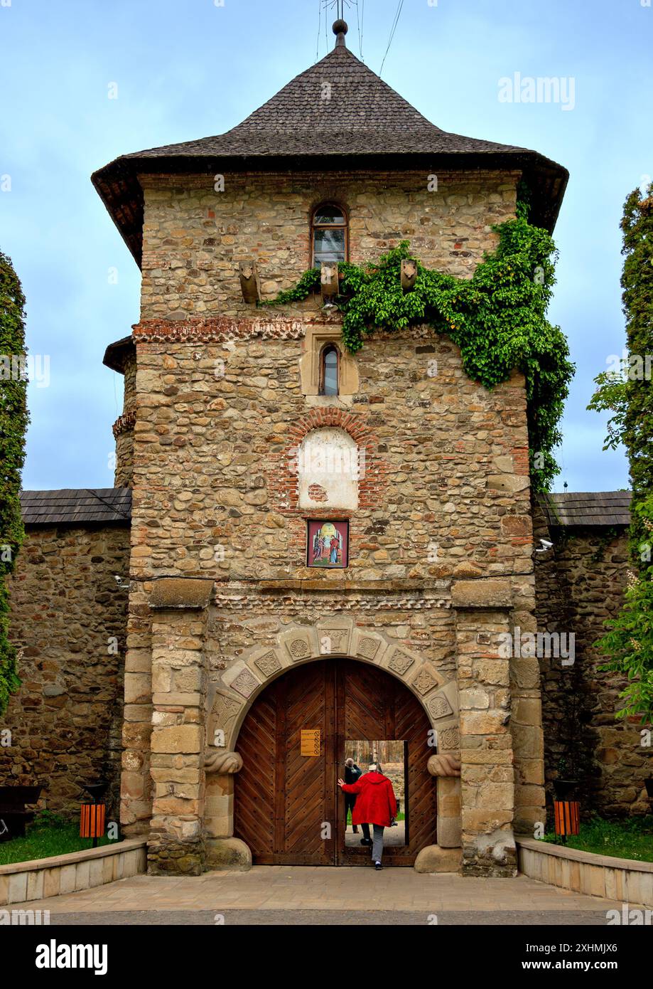 Torre difensiva con ingresso al monastero ortodosso rumeno Moldovita in Romania Foto Stock