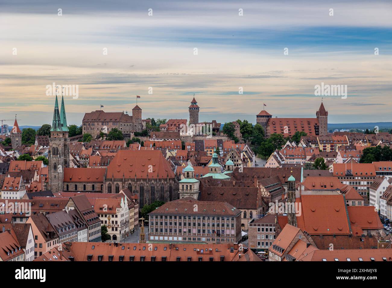 Nürnberg von oben Blick auf das Wahrzeichen von Nürnberg: IM Hintergrund die Kaiserburg mit dem Sinwellturm und Heidenturm. In der Bildmitte die Sebalduskirche mit ihren Zwillingstürmen. Im Vordergrund die Türme des alten Rathauses und der Neubau des wiederaufgebauten Rathauses am Hauptmarkt neben dem Schönen Brunnen. Rechts im Bild Die Frauenkirche. Nürnberg Bayern Deutschland *** Norimberga Dall'alto Vista del punto di riferimento di Norimberga sullo sfondo il Castello Imperiale con la Torre Sinwell e la Torre pagana al centro del quadro la Chiesa di Sebaldus con le sue torri gemelle nel fo Foto Stock