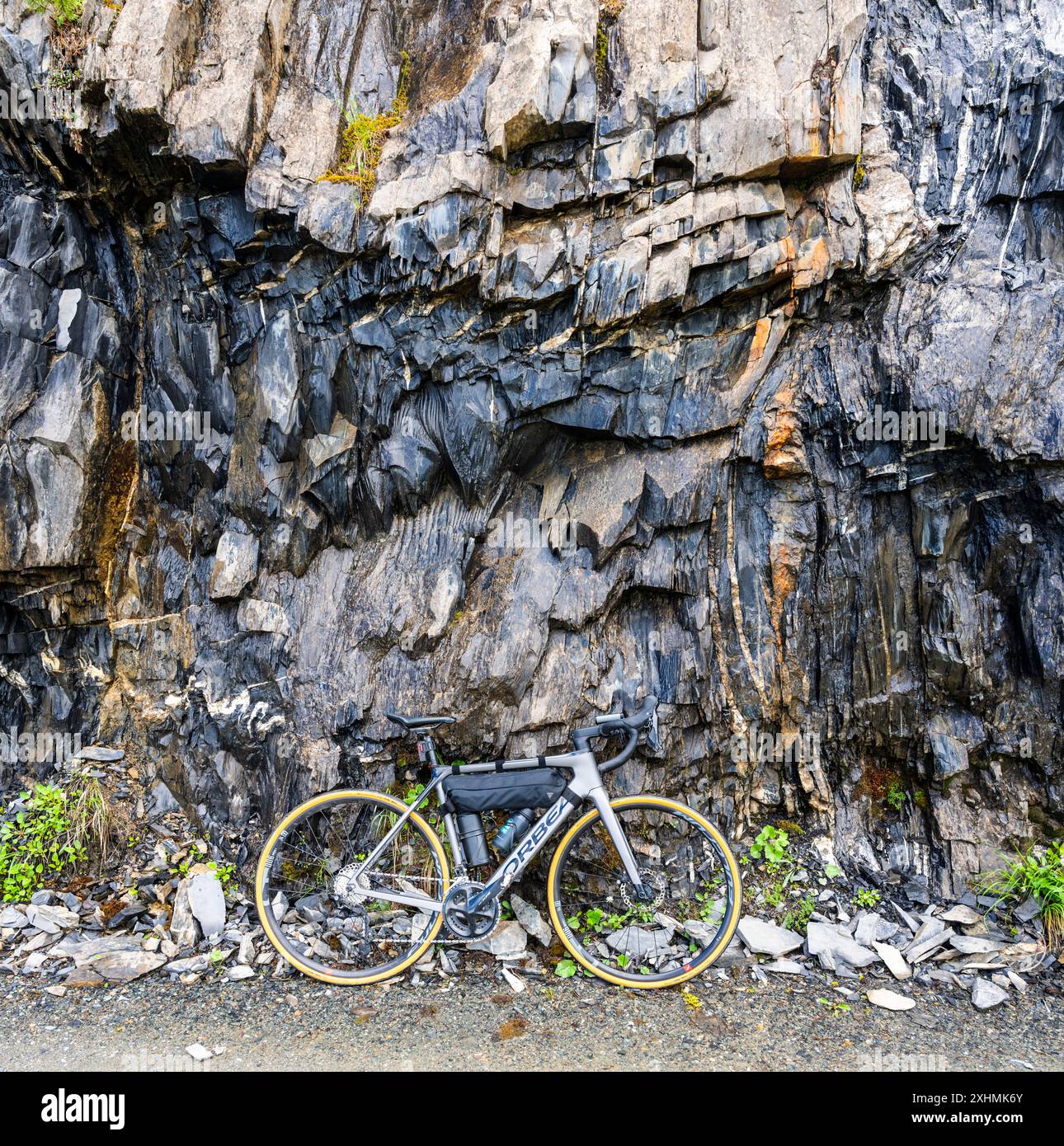 Orbea Gain bici elettrica da strada adagiata sul tracciato tra Villard Notre Dame e Villard Raymond, alpi francesi. Foto Stock