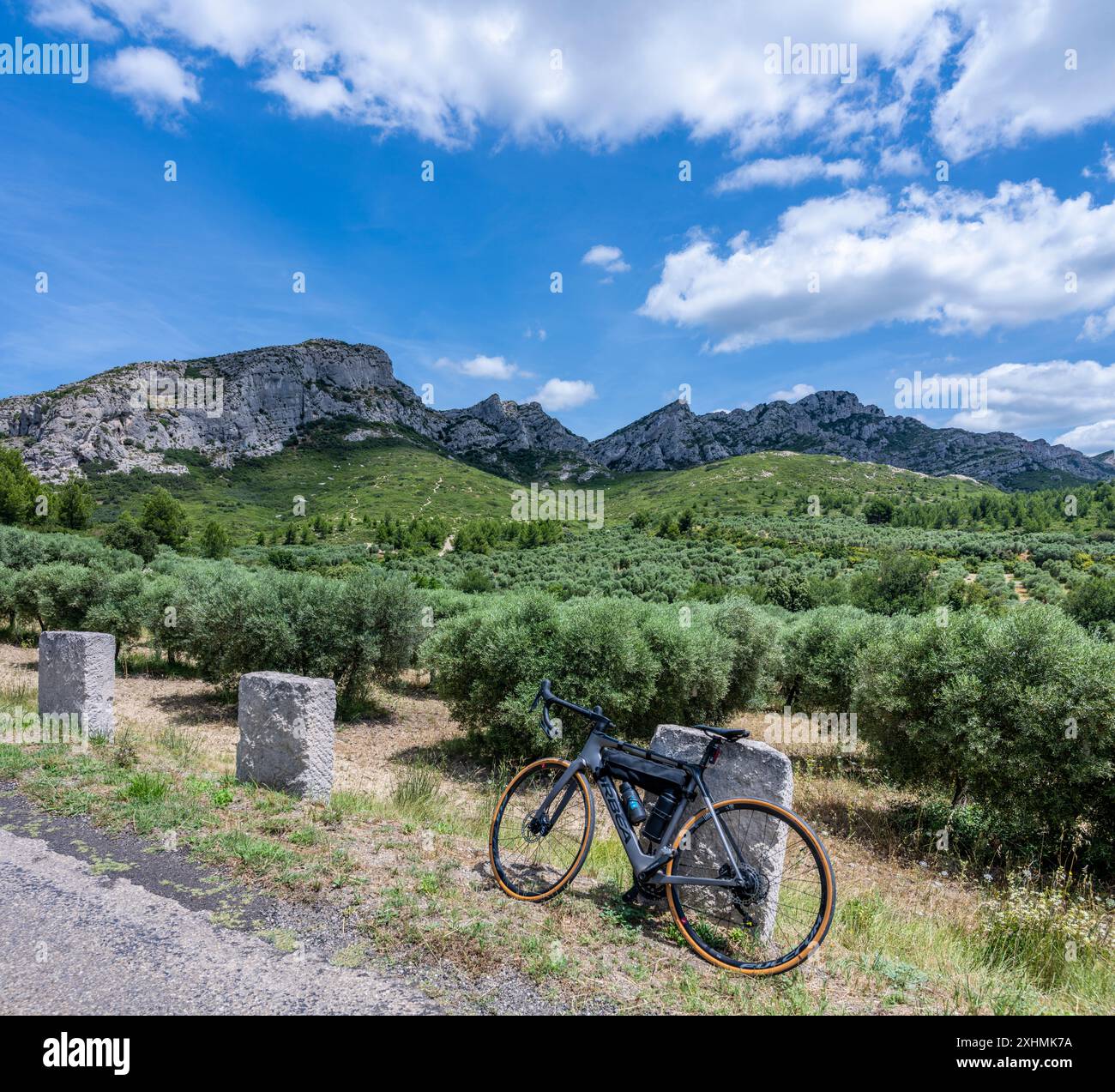 Orbea Gain bici elettrica parcheggiata con vista sul punto panoramico Foto Stock