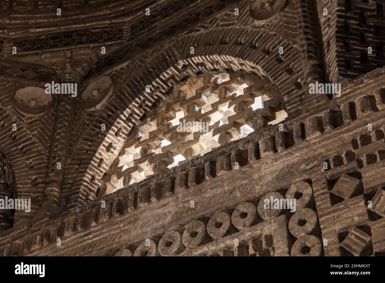 Mausoleo Samanide, dettagli interni con finestre ad arco e pareti decorate. Fu costruito nel X secolo d.C., situato a Bukhara, Uzbekistan Foto Stock