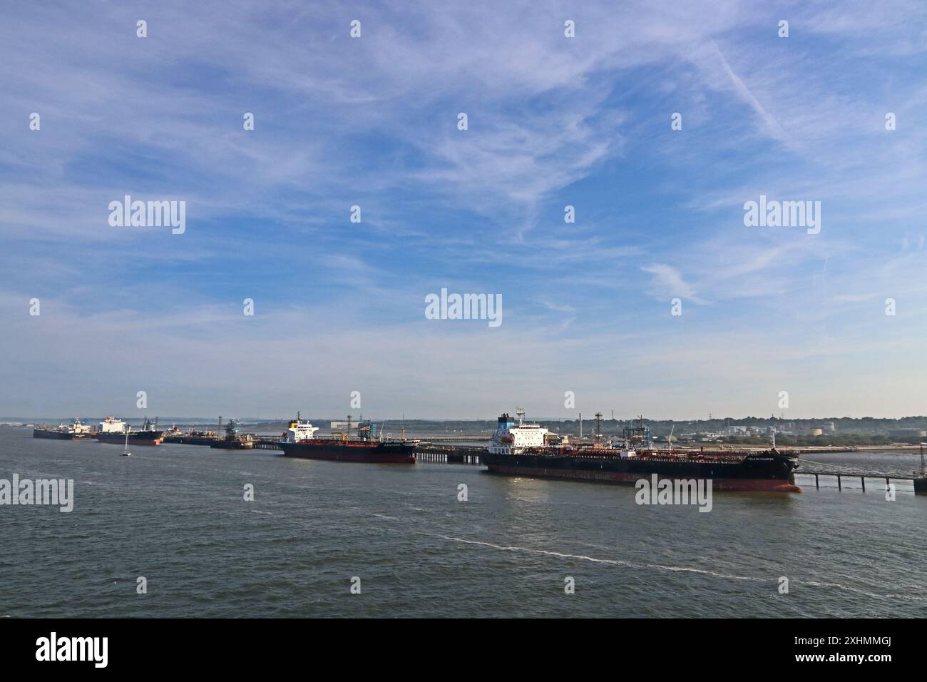 Petroliere ormeggiate alla raffineria di Fawley, Solent Water Foto Stock