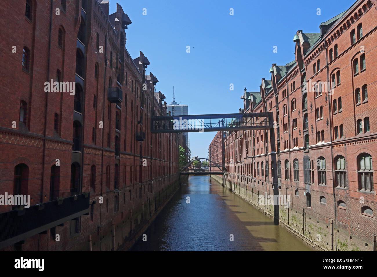 Edifici tradizionali di magazzini sul canale, Amburgo, Germania Foto Stock