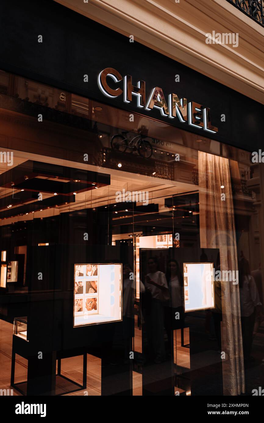 Logo Chanel e ingresso nero dorato, logotipo boutique di lusso. Chanel è una casa di moda fondata nel 1909 specializzata in prodotti di alta moda. Foto Stock