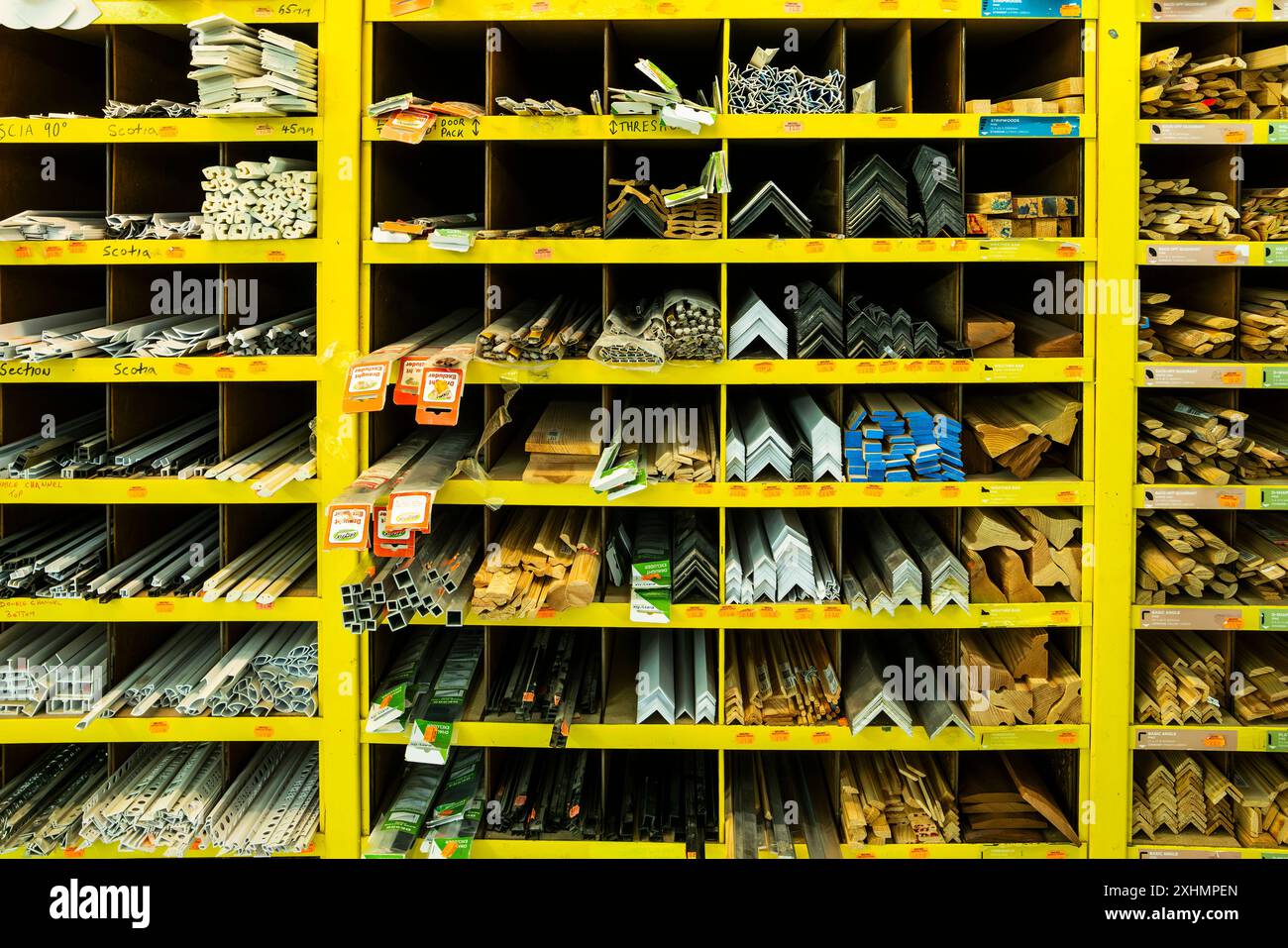 L'interno di un negozio indipendente del centro commerciale fai da te in Cornovaglia, nel Regno Unito. Foto Stock