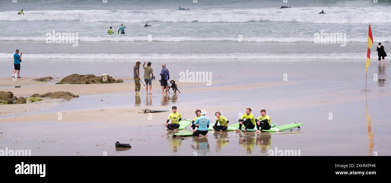 Un'immagine panoramica di una lezione di surf su GT Great Western Beach. Un gruppo di principianti del surf con il loro istruttore di surf della Escape Surf School i. Foto Stock