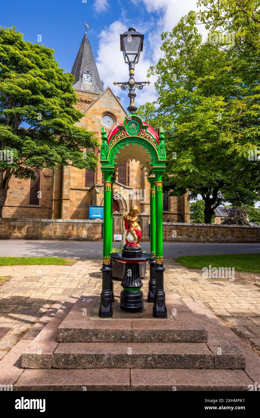La fontana Cherub fuori dalla cattedrale di Dornoch, Dornoch, Sutherland, Scozia Foto Stock