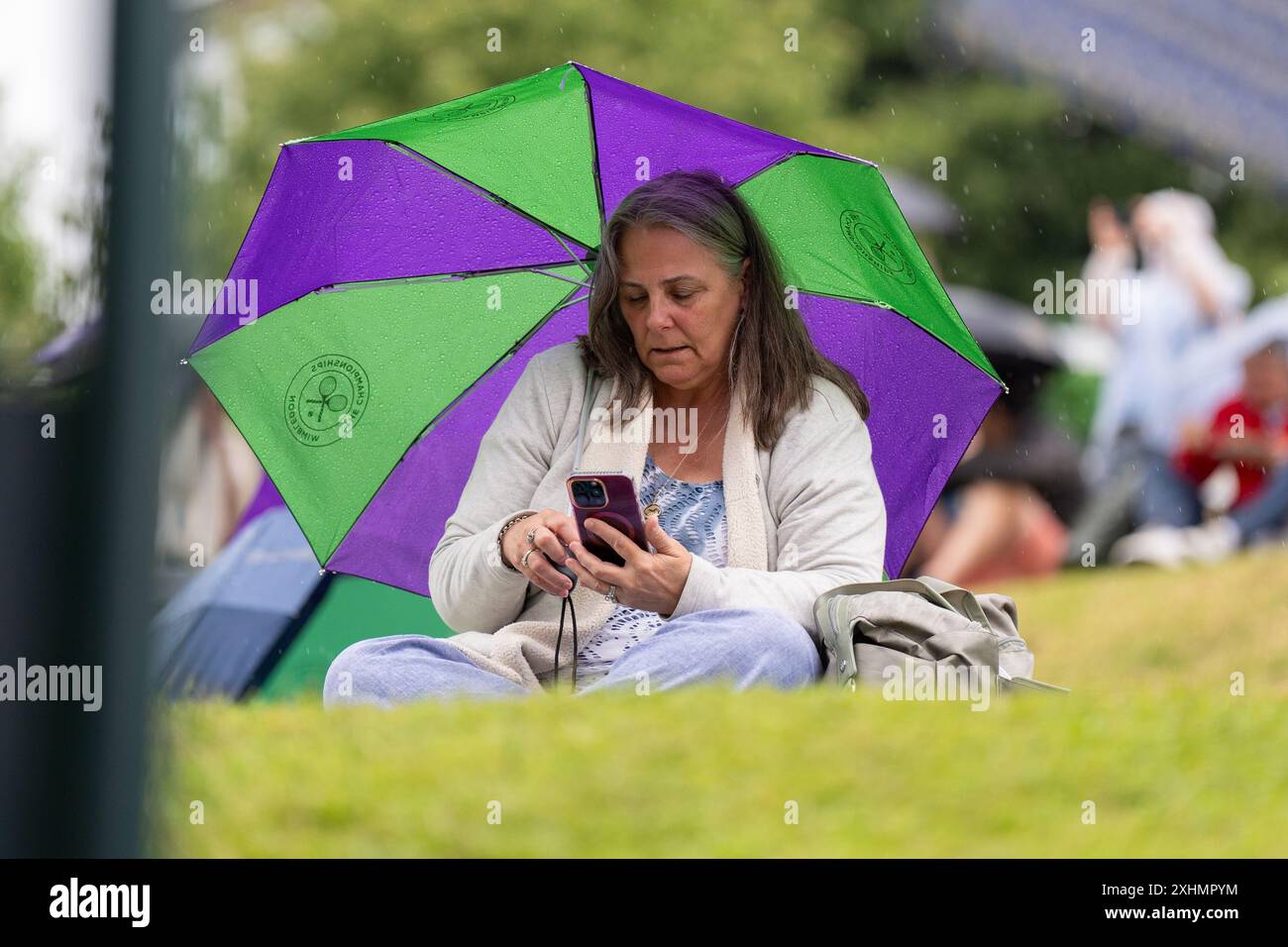 Londra, Regno Unito. 9 luglio 2024. LONDRA, REGNO UNITO - 9 LUGLIO: La folla si vede con gli ombrelli sotto la pioggia il 9° giorno dei Campionati di Wimbledon 2024 all'All England Lawn Tennis and Croquet Club il 9 luglio 2024 a Londra, Regno Unito. (Foto di Marleen Fouchier/Agenzia BSR) credito: Agenzia BSR/Alamy Live News Foto Stock