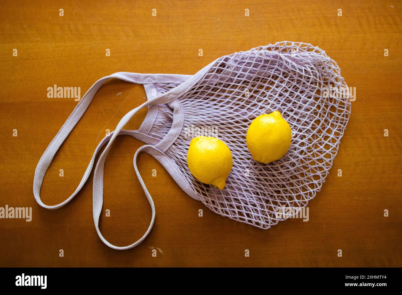 Frutta nel sacchetto ecologico Foto Stock