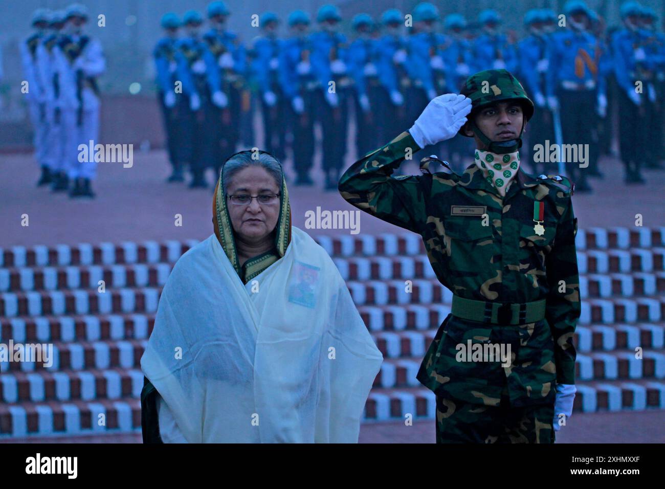 Il primo ministro Sheikh Hasina è in silenzio dopo aver messo una corona al National Martyrs’ Memorial di Savar, rendendo omaggio agli eroi di guerra in t Foto Stock