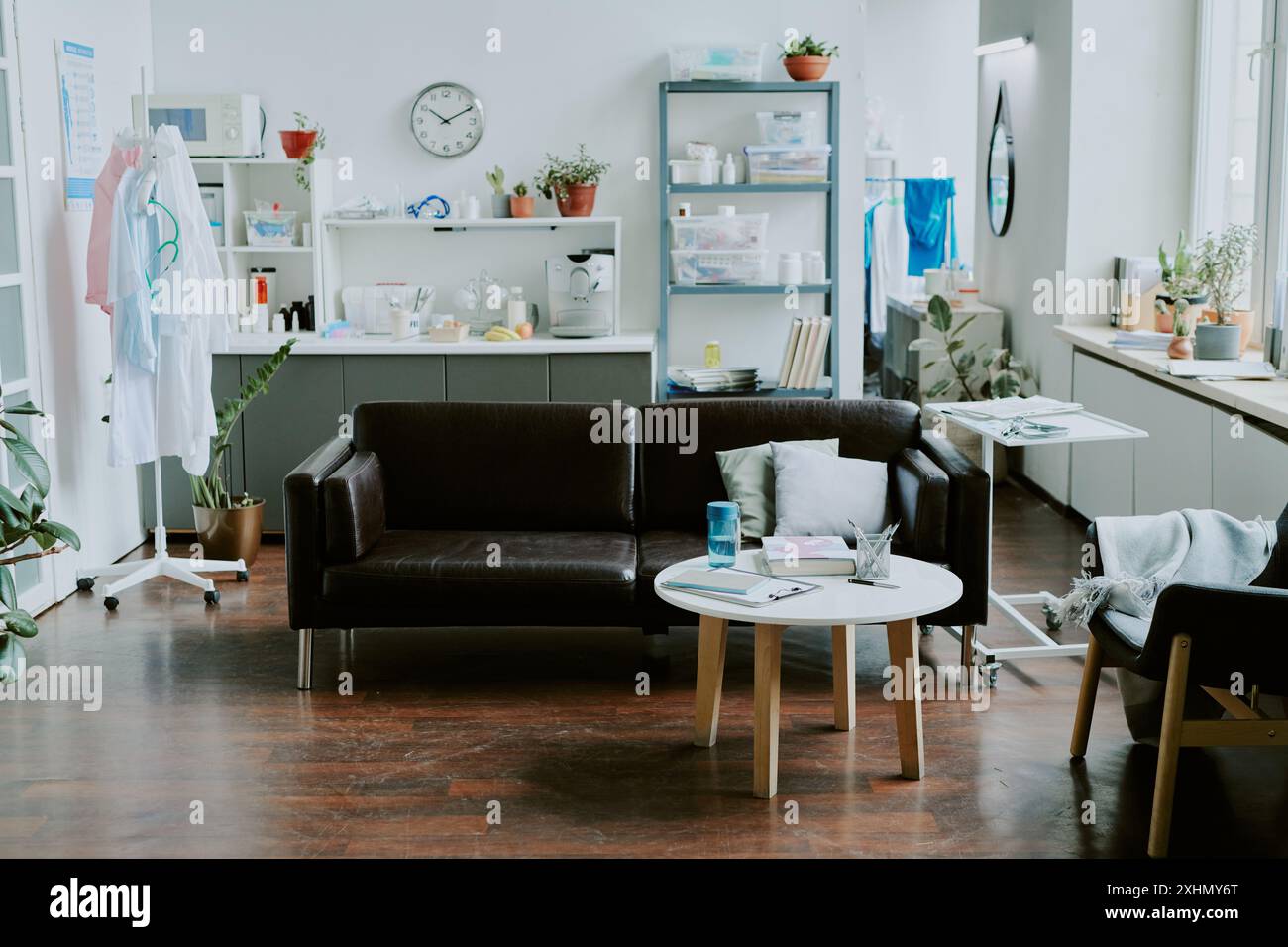 Sala riunioni spaziosa e luminosa divisa in zona cucina e area ricreativa Foto Stock