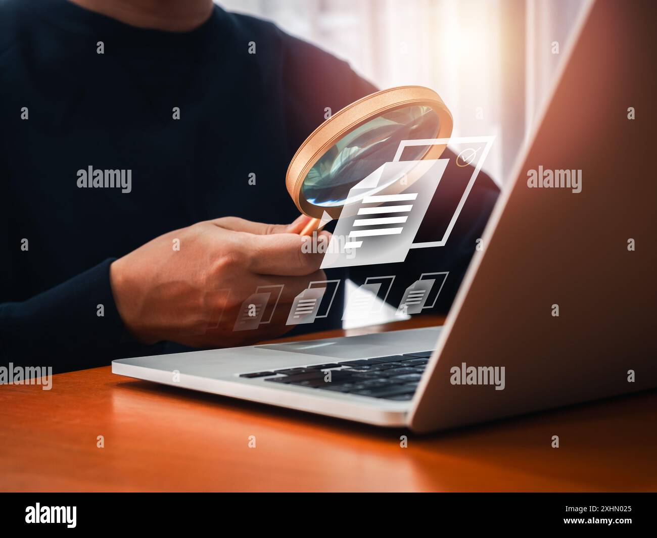 Controllo elettronico dei documenti e ricerca delle informazioni sui dati online, concetto di gestione dei file. L'icona destra del file di documenti viene visualizzata sulla lente di ingrandimento in bu Foto Stock