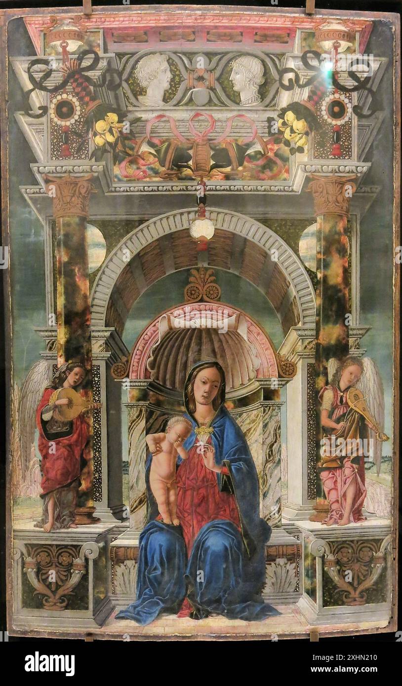 Madonna col bambino tra due Musician Angels. Anonimo. Precedentemente attribuito a Francesco Squarcione, la scuola di Mantegna o Schiavone. Dipingere su legno. Intorno al 1470. Legno. Acquisto della collezione Campana 1861. Museo del Louvre (Parigi, Francia). Foto Stock