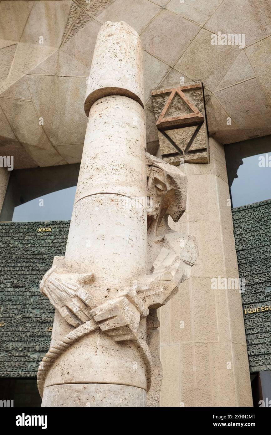 Sagrada Familia, statua a colonna, flagellazione di Cristo di fronte alle porte in bronzo del Vangelo sulla facciata della passione, Barcellona, Catalogna, Spagna Foto Stock Sagrada Familia, statua a colonna, flagellazione di Cristo di fronte alle porte in bronzo del Vangelo sulla facciata della passione, Barcellona, Catalogna, Spagna Foto Stock