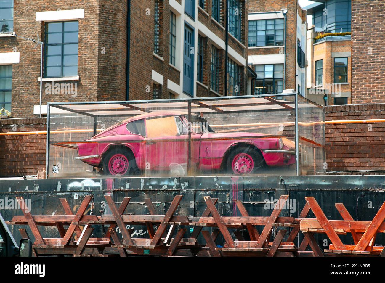 Installation Street Art - Banksy, Pink Triumph GT6 Drips montati in espositore, Brick Lane, East End di Londra, Inghilterra, Regno Unito Foto Stock