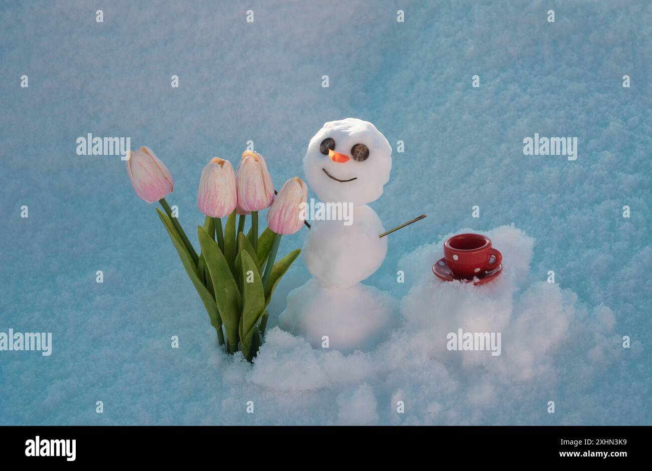 Ciao inverno Ciao primavera. Snowman con tazza di caffè. Uomo di neve con fiori. Foto Stock