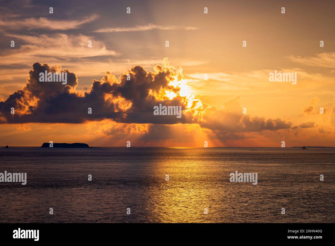 Alba vista dall'isola di Qimei, spettacolare alba, nuvole all'alba Foto Stock